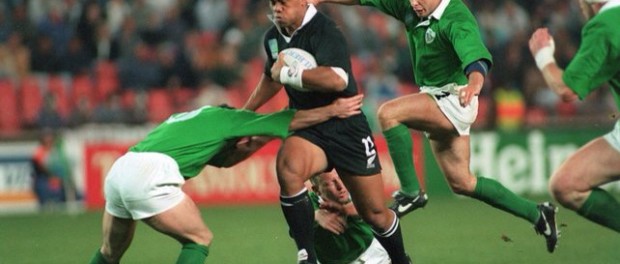 Jonah Lomu ha passato la palla